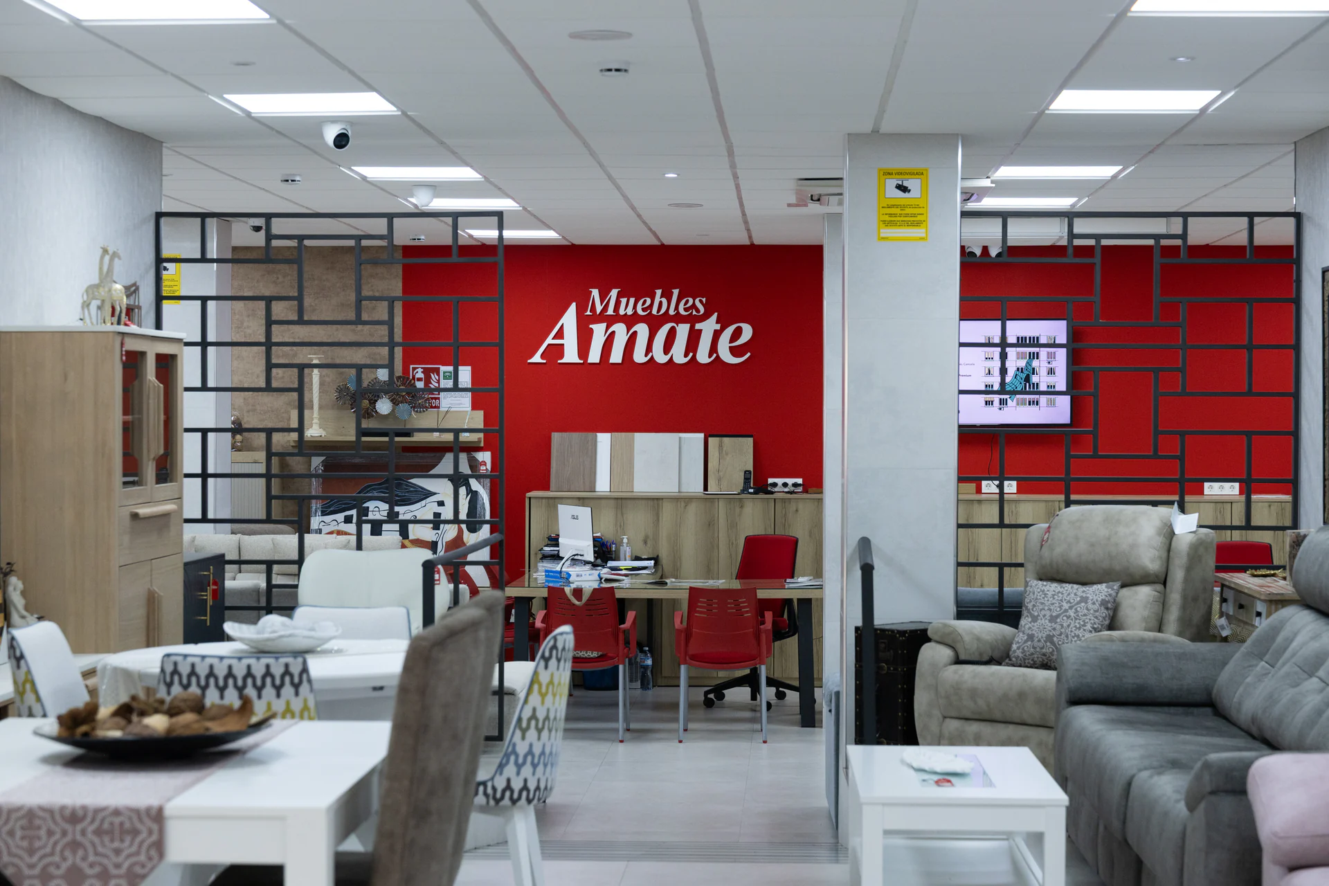 Interior de Muebles Amate con el rótulo de la tienda y su exposición